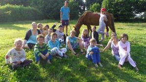 Douze enfants en mini camp la ferme aux poneys